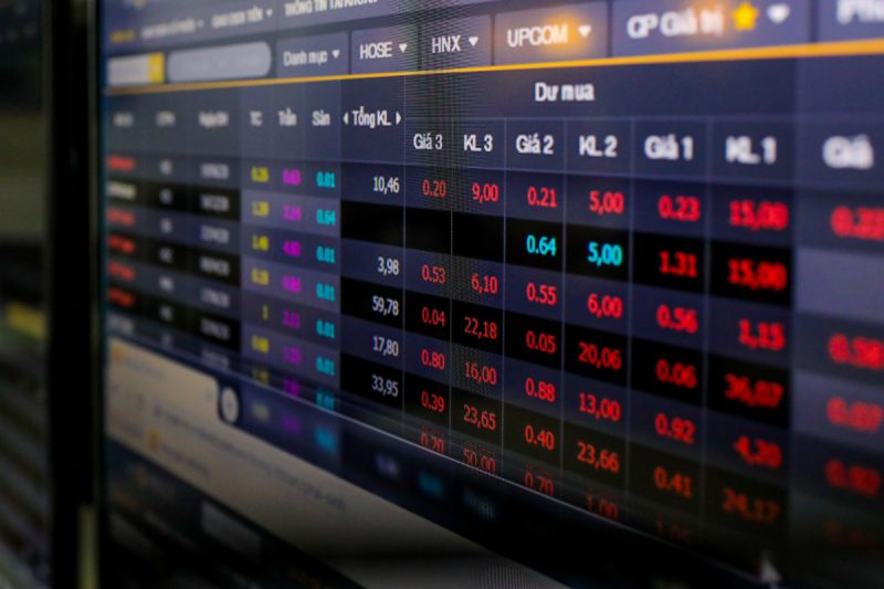 Thị trường chứng khoán lao dốc: Chuyển hướng đầu tư sang bất động sản?